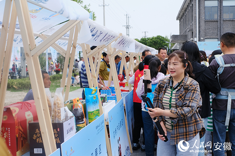 现场市民自发进行直播。人民网 胡雨松摄