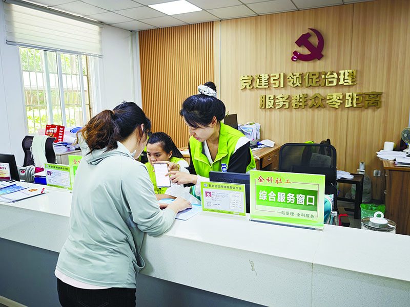 图为西苑社区社工用“雨小智”为居民答疑解惑。
