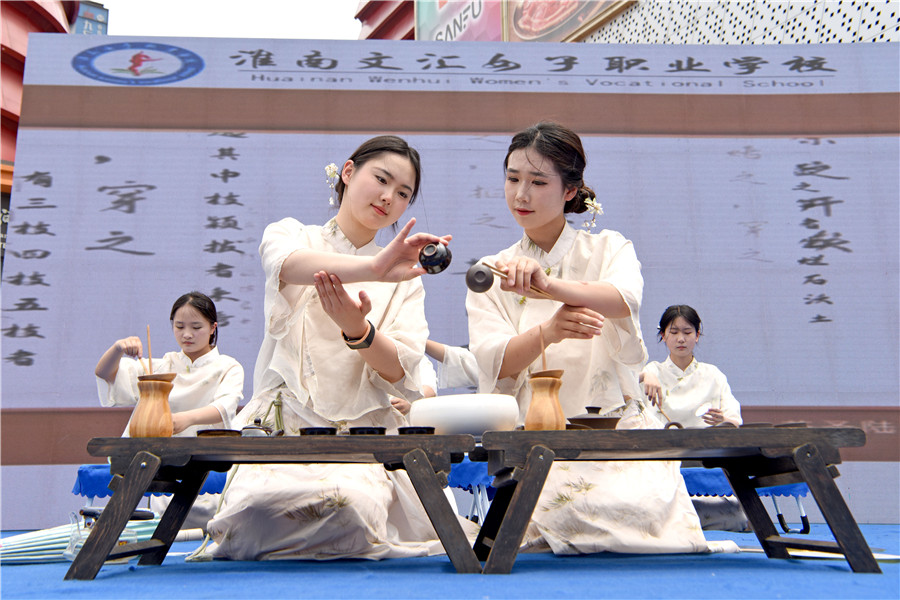 淮南文汇女子职业学校学生开展茶艺表演。