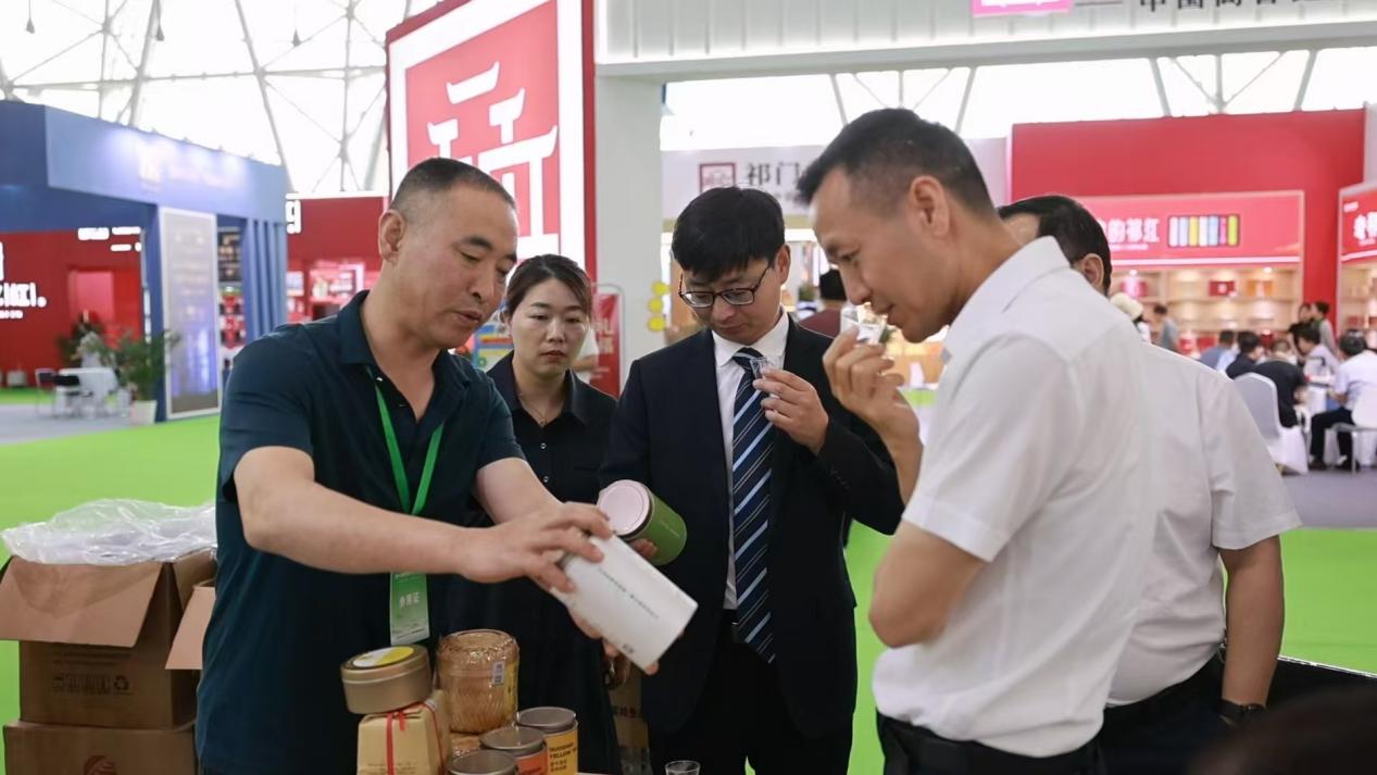 茶企工作人员热情地向参观者介绍茶叶。