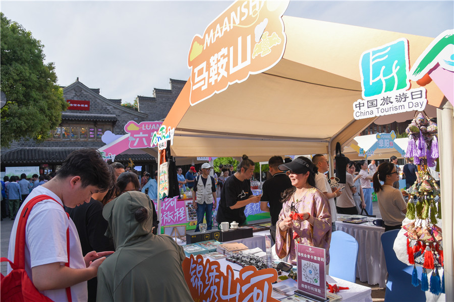 活動現場，來自安徽各地的展位吸引了不少市民駐足。人民網記者 李希蒙攝
