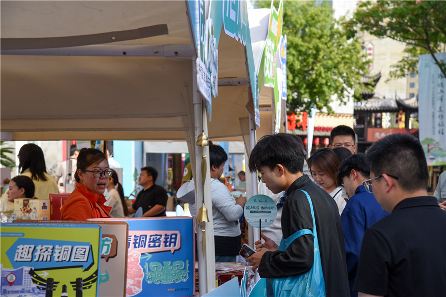活動現場，來自安徽各地的展位吸引了不少市民駐足。人民網記者 李希蒙攝