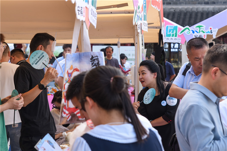 活動現場，來自安徽各地的展位吸引了不少市民駐足。人民網記者 李希蒙攝