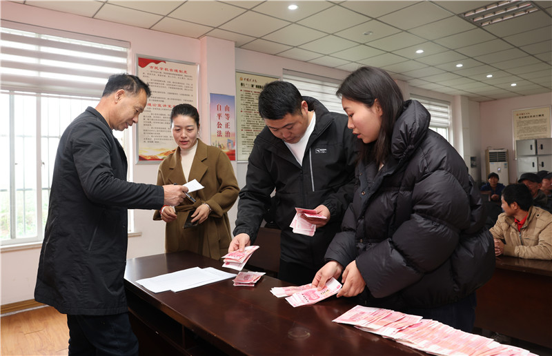 銅陵市義安區西聯鎮垅上村村民股東首次喜領“分紅金”。梅建廣攝