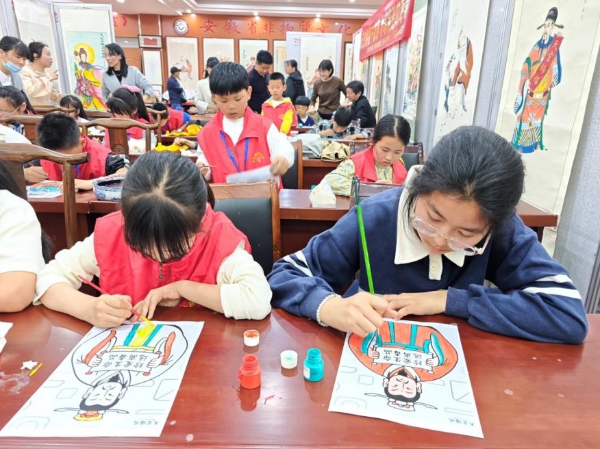 学生以“天官赐福”传统年画为底稿，描绘禁毒主题图案。程成摄