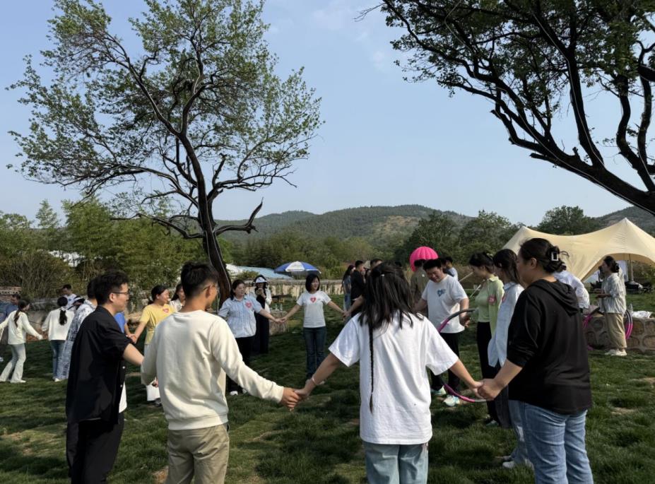 “愛的電流圈”游戲活動。張旭攝