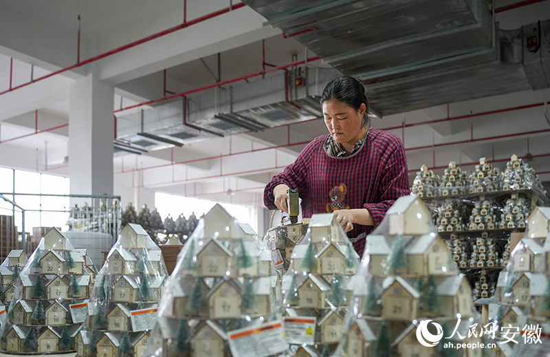 工人正在對即將出口的產品進行打包裝箱。人民網記者 王銳攝