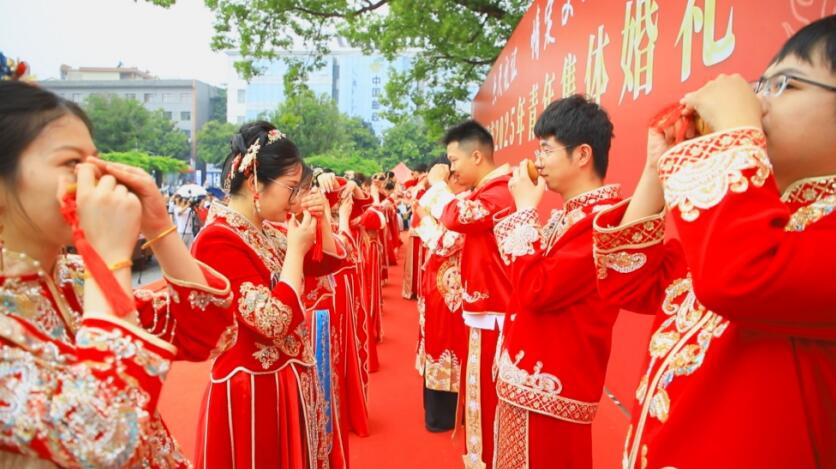集体婚礼现场。