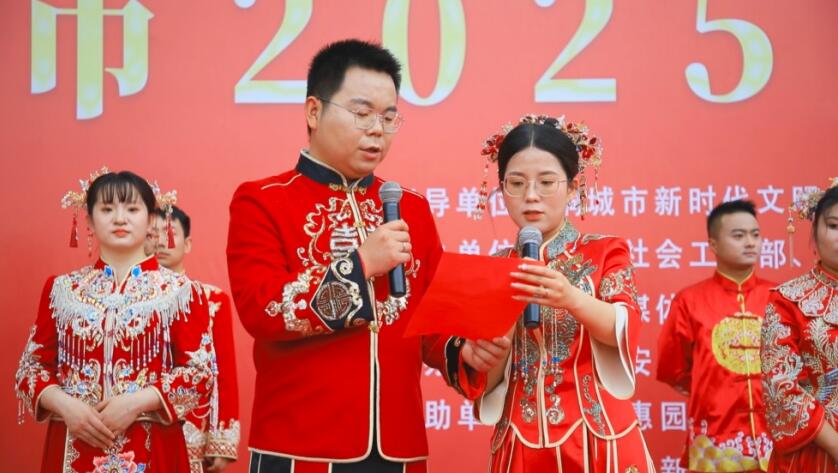 新人代表宣读移风易俗倡议书。