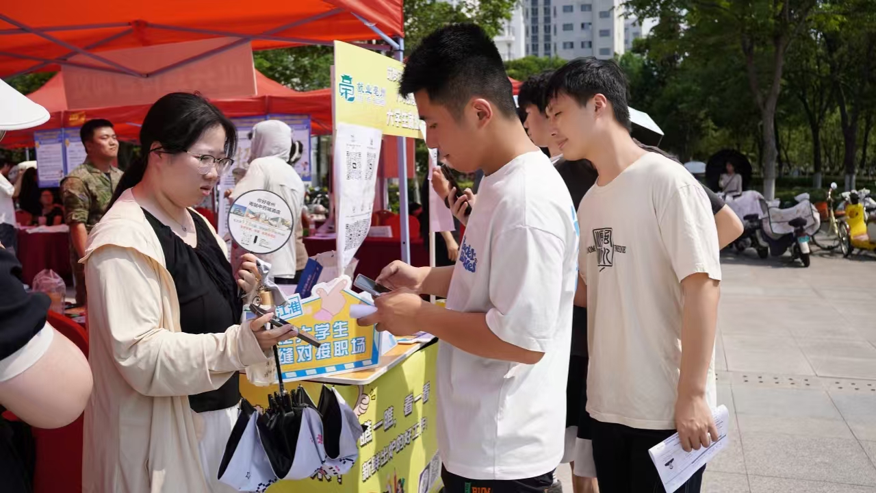 就业服务专员宣传人社政策。亳州市人社局供图