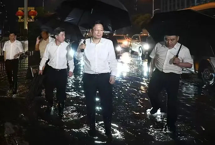 劉玉杰冒雨一線督導城市排澇工作。郭海洋/攝