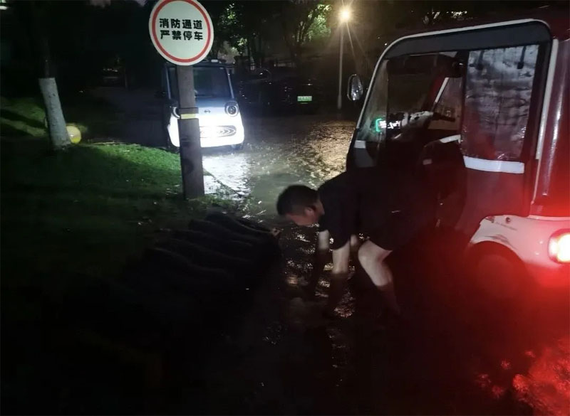 清河街道工作人員清理淤堵。來源：颍州發布
