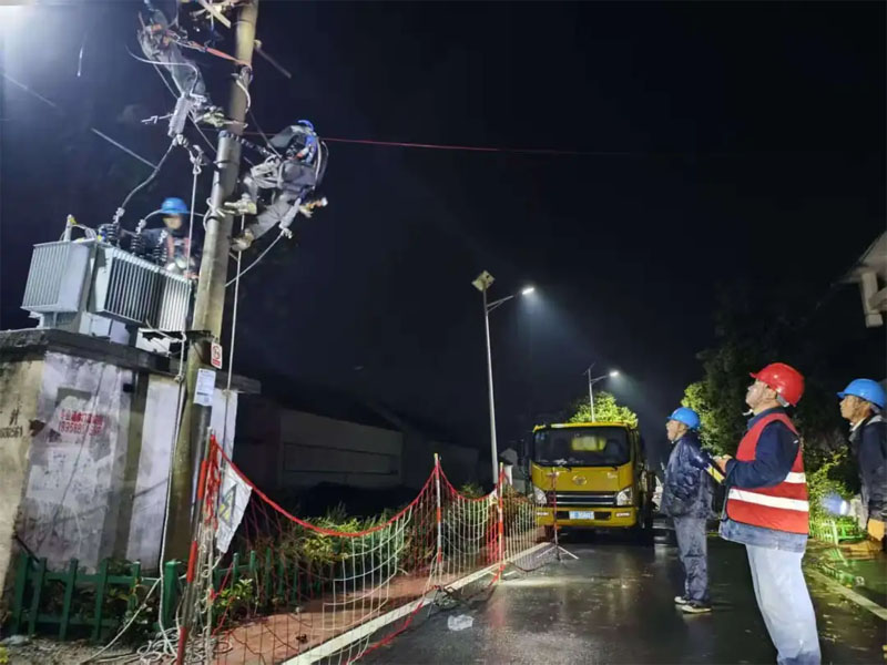 國網阜陽供電公司工作人員搶修。