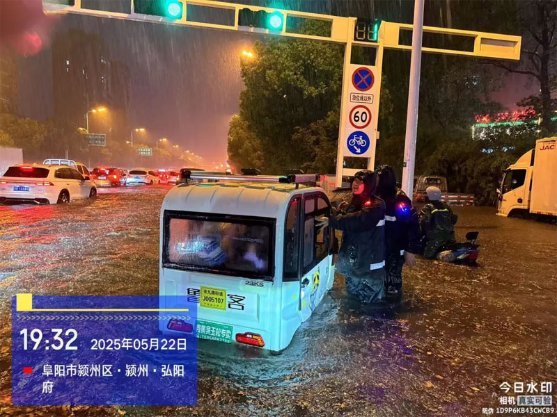 市城管局工作人員巡查救助被困群眾。