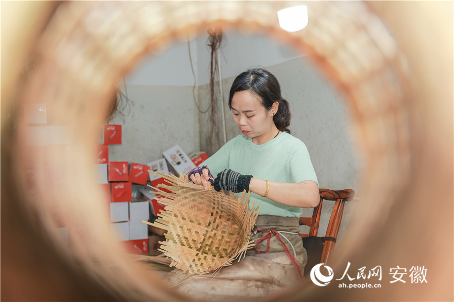 竹编传承人手工编织竹制品。人民网记者 张俊摄