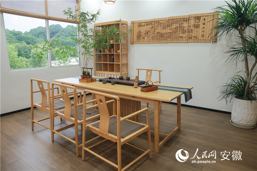 竹桌椅搭配的休闲茶室。人民网记者 苗子健摄