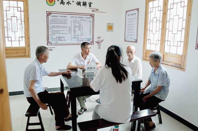 村“两委”在“两水”调解室调解村民矛盾。