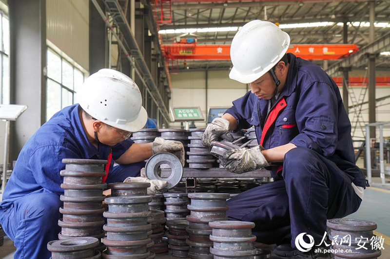 汉正轴承厂区内，工人正在检测产品。人民网记者 陈若天摄