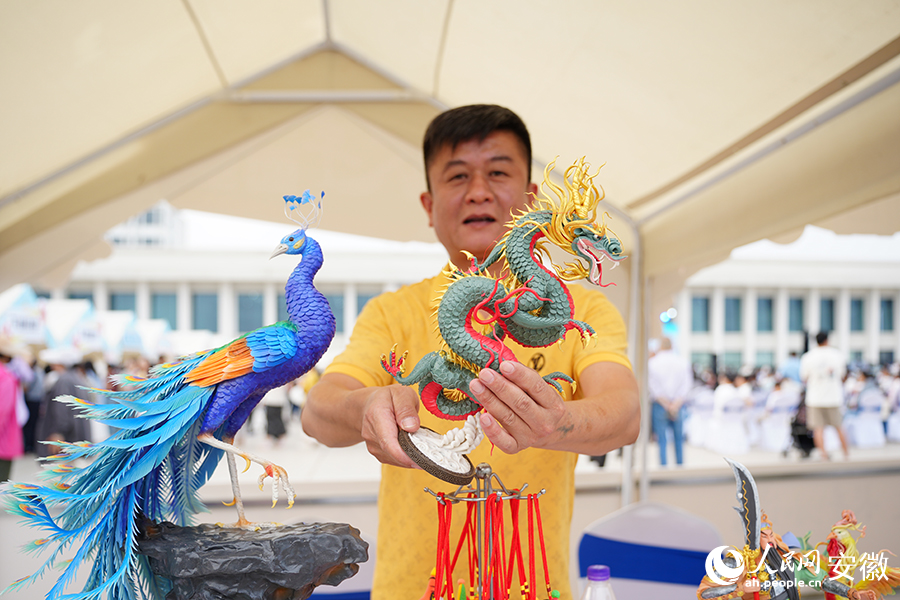 面塑师傅现场展示自己的作品。人民网记者 王锐摄