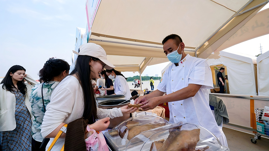 市民品尝长丰特色美食。长丰县文旅局供图