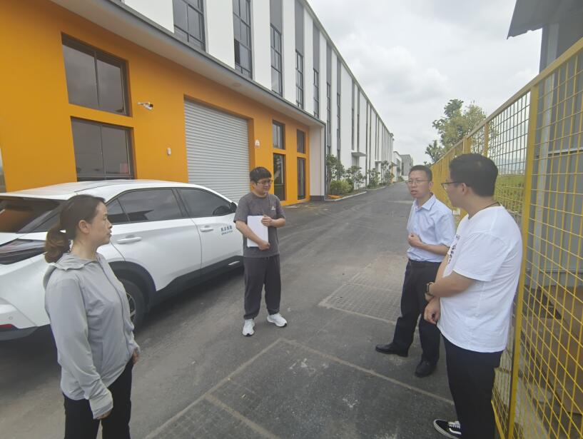 胡斌带领局工作人员走访虹越园艺用品（安徽）有限公司。王凯摄