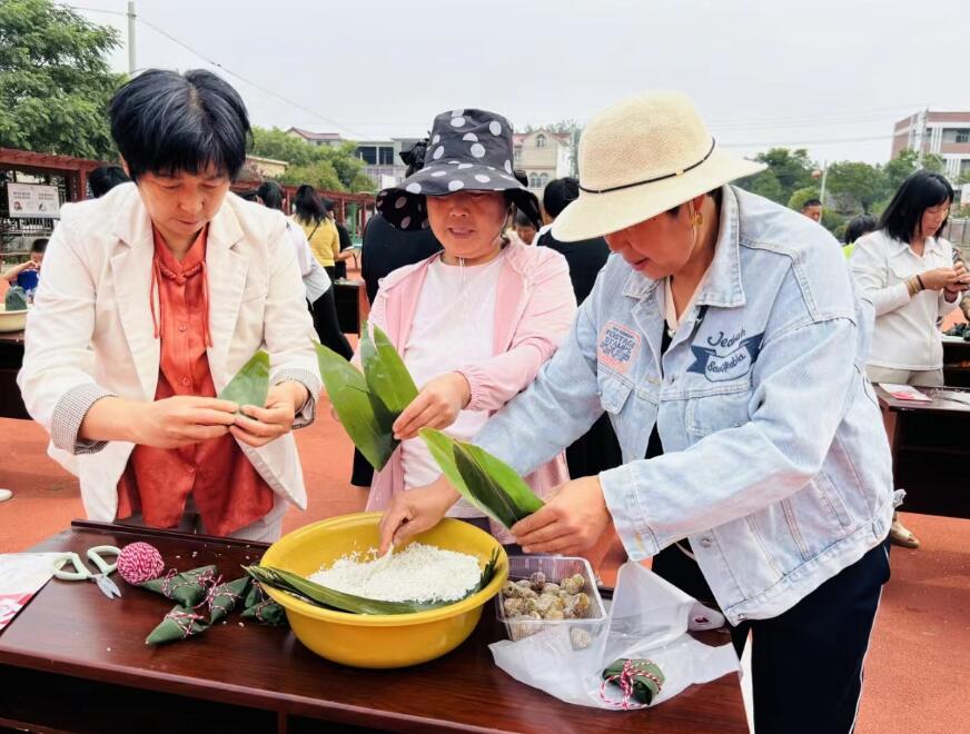 包粽子大比拼。