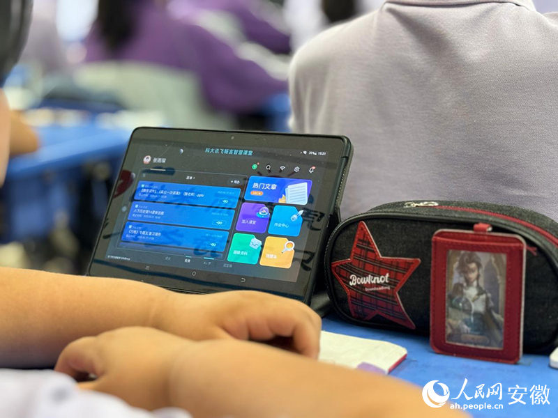 学生可使用智慧课堂辅助学习。人民网 吕欢欢摄