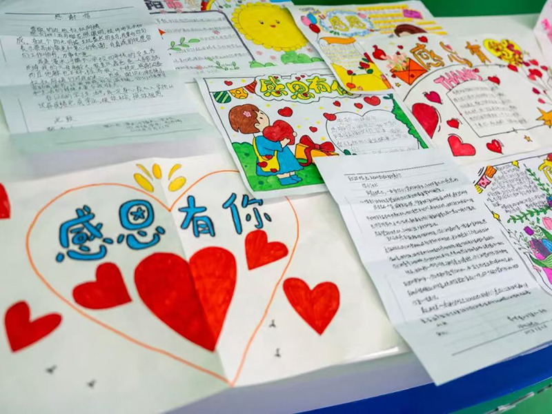 孩子們用感謝信、水彩畫、手工作品表達感謝。高屹攝