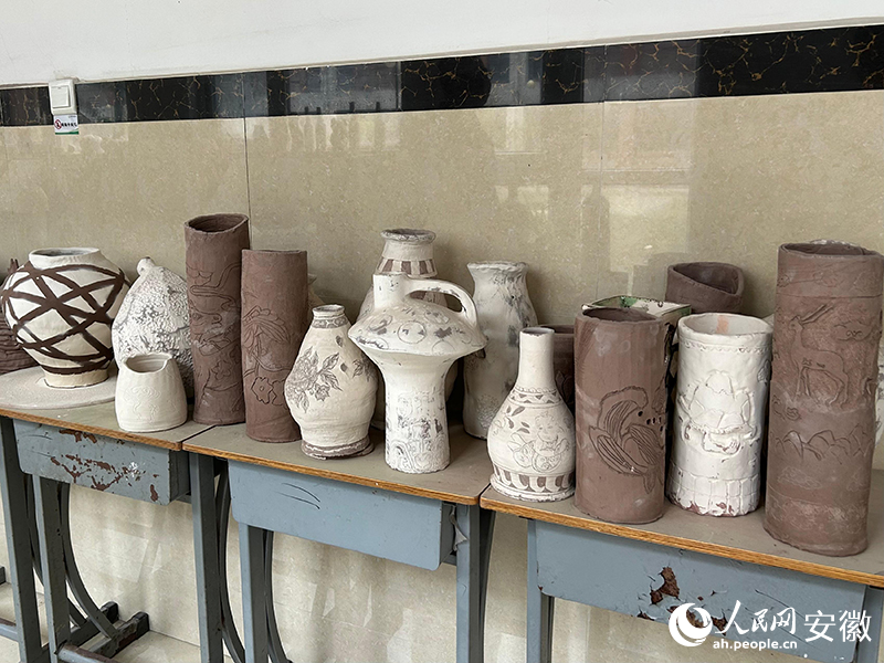 阜陽職業技術學院陶瓷制造技術與工藝專業學生的作品。人民網記者 高飛躍攝