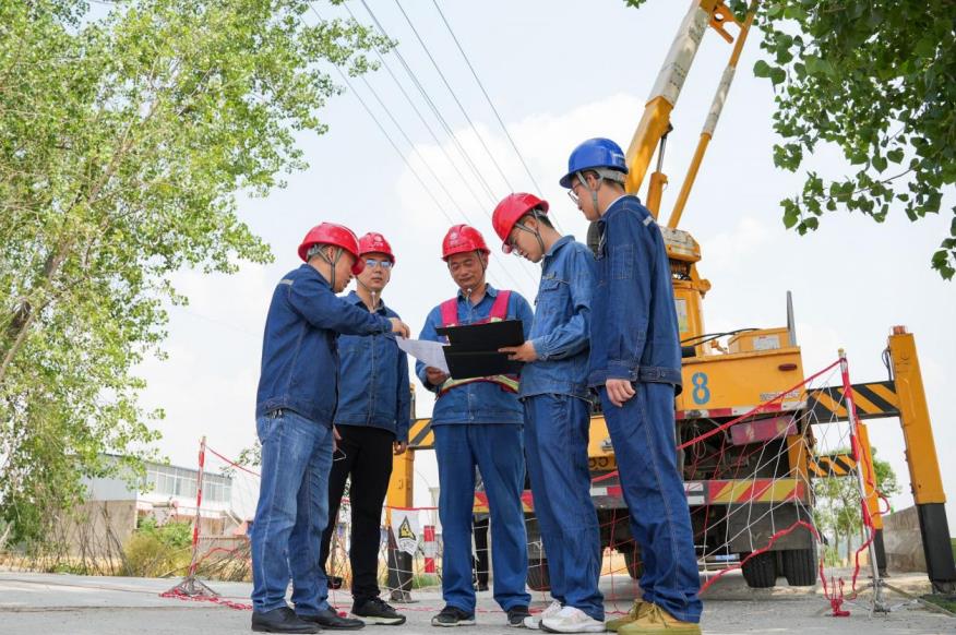 5月21日，濉溪縣供電公司專業人員指導雙堆中心供電所開展帶電作業。儲運濤攝