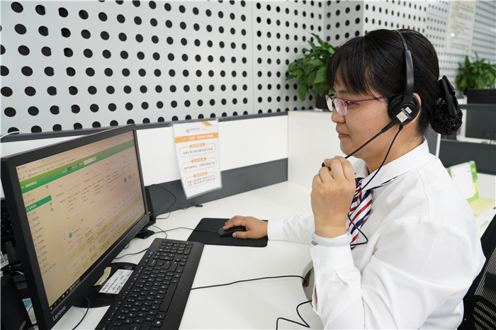 合肥热电呼叫中心服务人员接听用户报修。合肥热电供图
