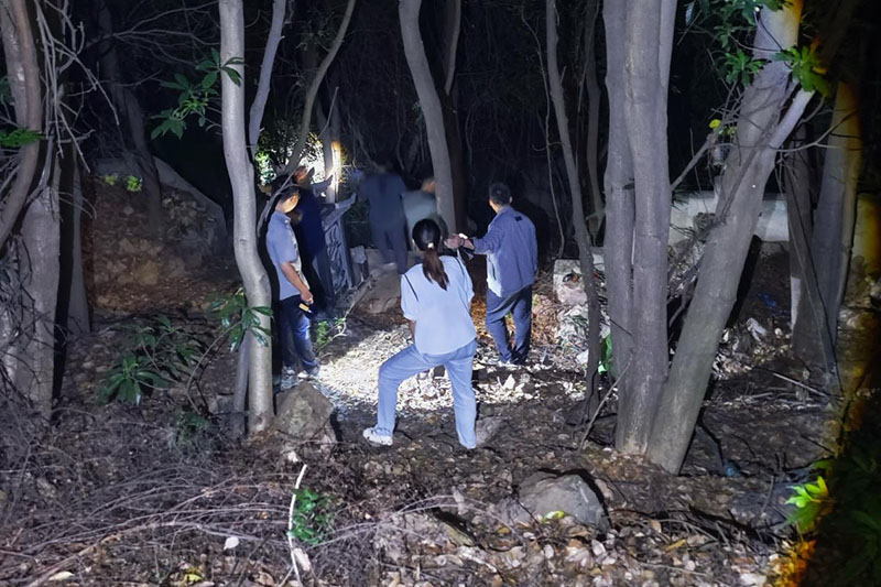 深夜救援隊伍在深山中搜救。圖片來源：胡慶