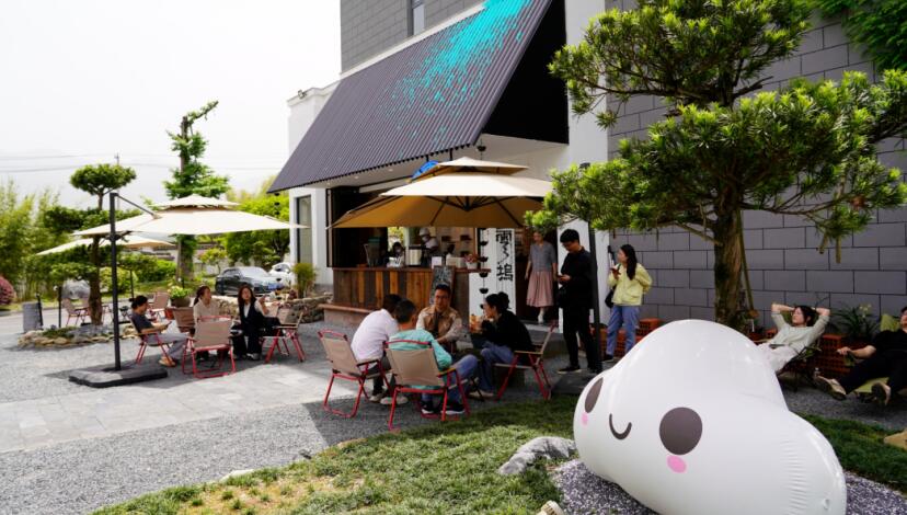 “白云坞”咖啡店。