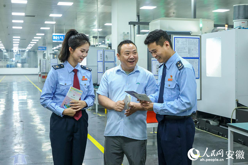 滁州市税务部门工作人员走近企业宣传政策。人民网记者 陶涛摄