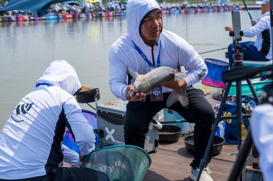 馬廠復興湖賽事吸引了全國各地千名釣魚好手前來“一展身手”。晉冬梅攝