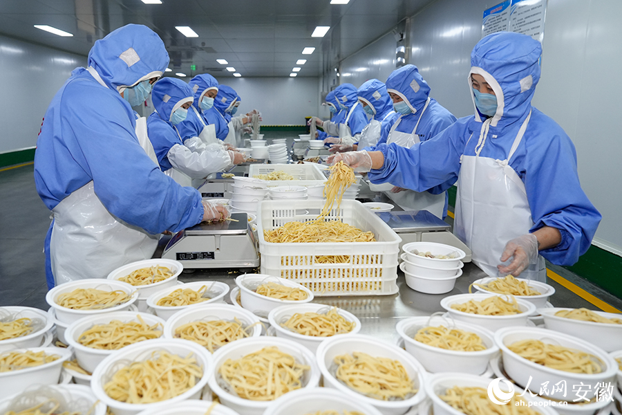 安徽旭咚食品科技有限公司生產線。人民網記者 苗子健攝