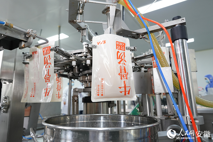 安徽旭咚食品科技有限公司生产线。人民网记者 苗子健摄