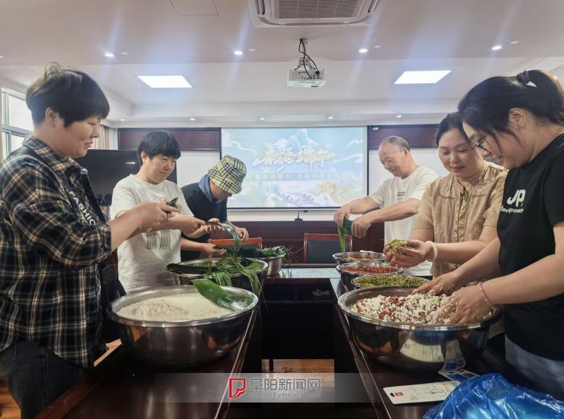 歡樂祥和包粽子現場。