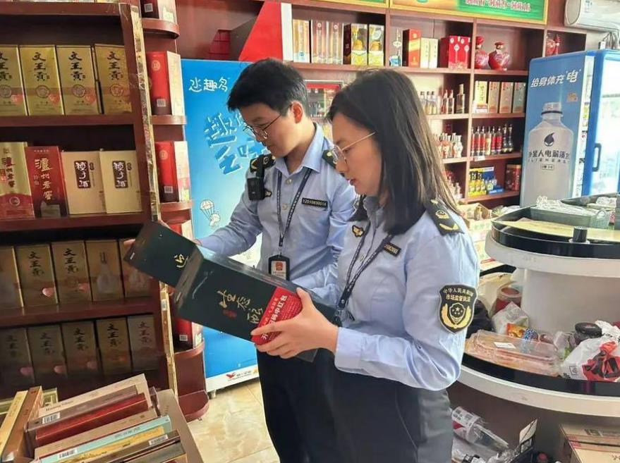 蜀山區市場監管執法人員開展商標專用權保護執法。