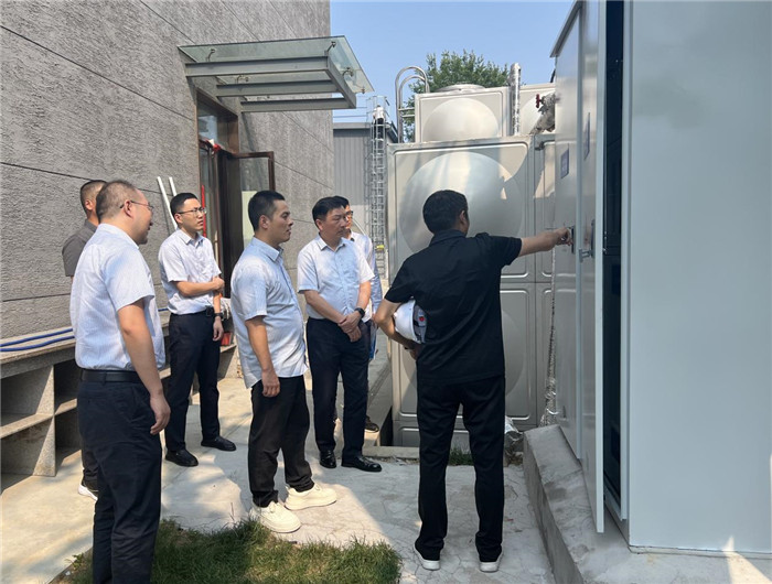 光伏并网柜合闸发电现场，燃气工作人员共同见证项目成功落地。