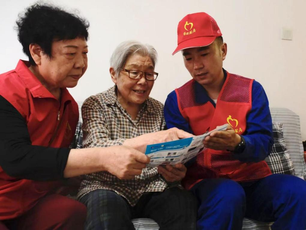 “银龄安居”志愿者为结对老人讲解安全用气知识。