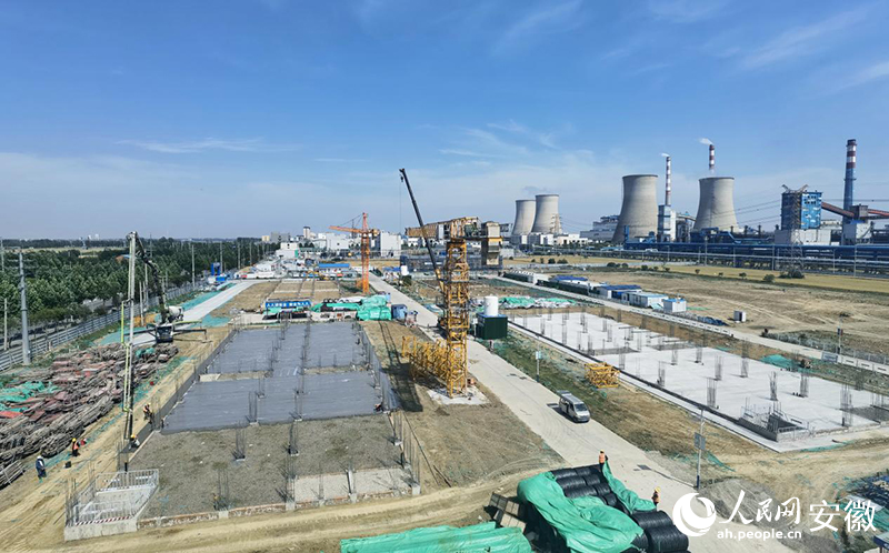 中試基地裡正在建設中的車間現場。人民網記者 周坤攝