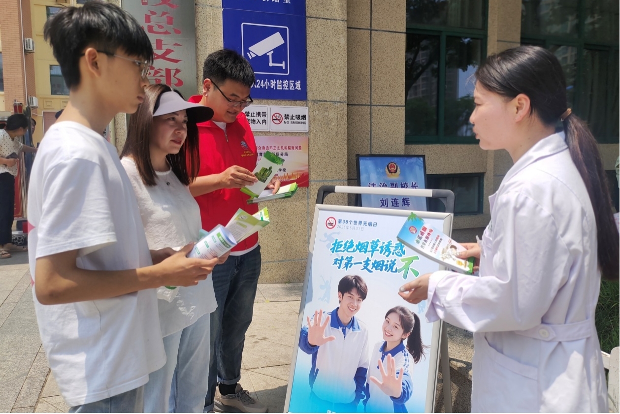 志願者向市民科普青少年吸煙危害。亳州高新區供圖
