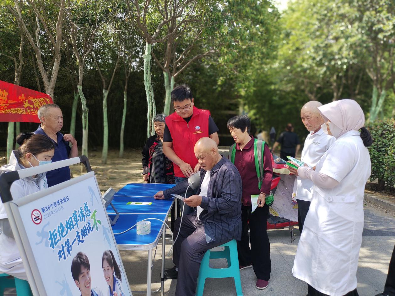 “科普+互動+義診”，宣傳吸煙對健康的危害。亳州高新區供圖