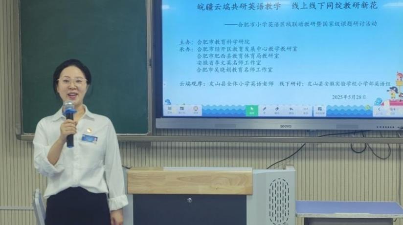 肥西經開區中心學校援疆教師周明莉介紹活動情況。馬昕攝