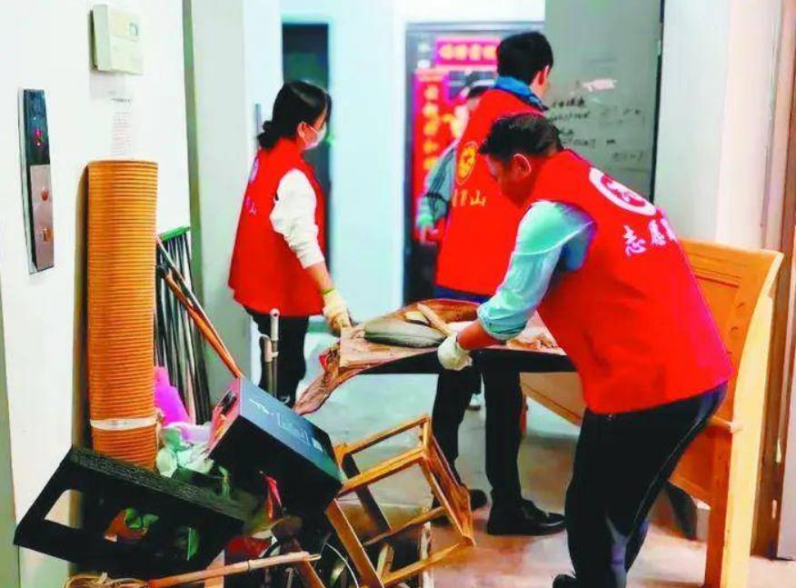 由蜀山区文明单位组建的“清洁楼道志愿小分队”深入小区协助清理杂物。