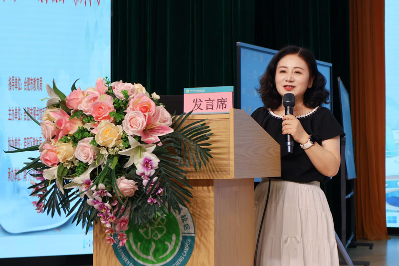 合肥市教育局党委委员、副局长陈雪梅致辞。安徽少年儿童出版社供图