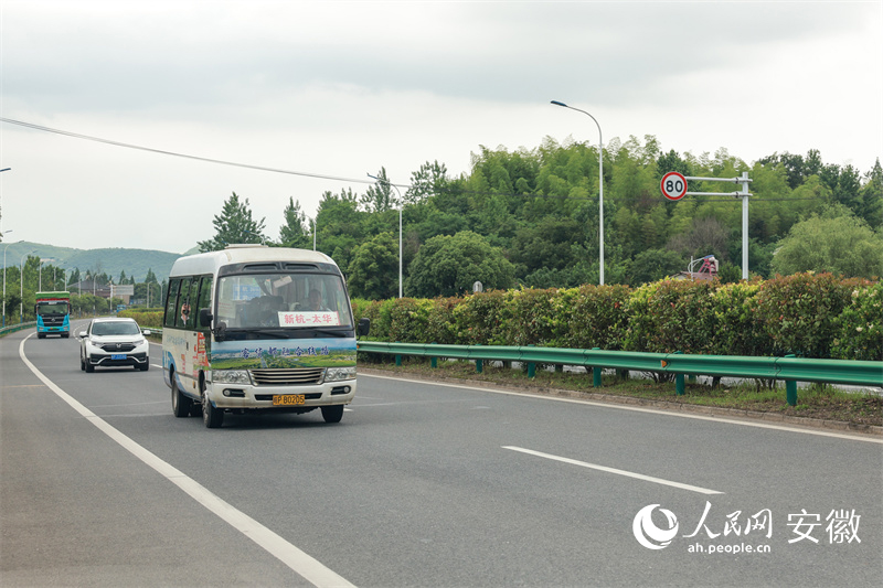 行駛在兩省交界處的跨省公交。人民網記者 張俊攝