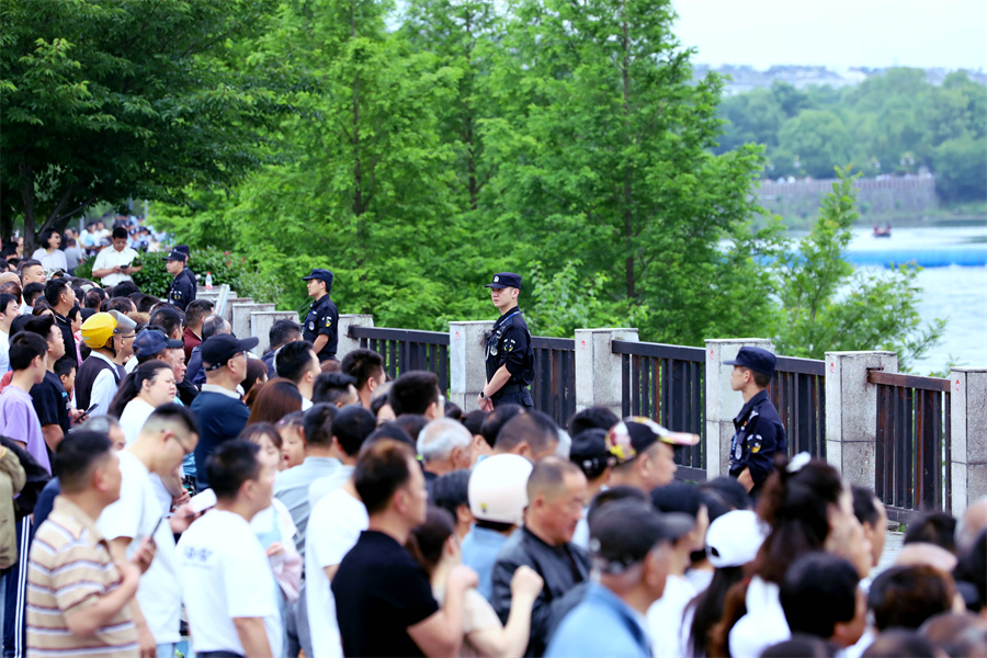 特警在赛场外安保执勤维护秩序。高鹏摄