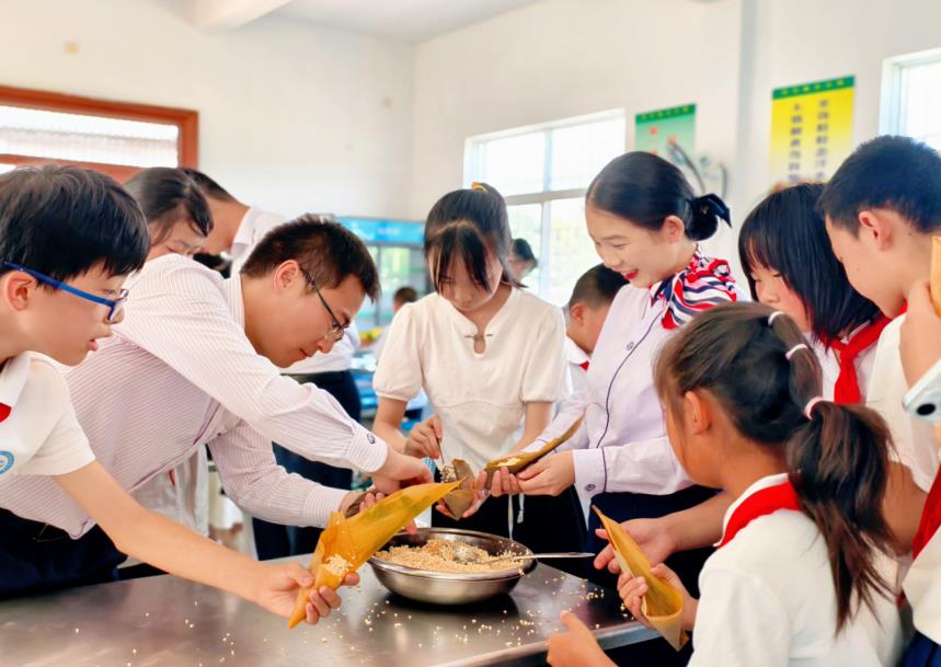 柏溪站员工与学校儿童一起包粽子。黄山高速公路管理中心供图